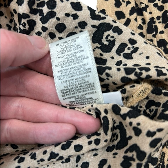 Cloth & Stone Anthropologie 100% Rayon Animal Print Button Blouse Top Sz Medium - Picture 11 of 12